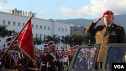 El presidente Hugo Chavez saluda a las tropas presentes durante un acto de conmemoración.