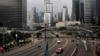 Activistas en Hong Kong despejan las calles y pasan a parque