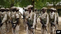 Des militaires tchadiens dans une base à N'Djamena, Tchad, 9 mars 2015.