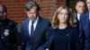 Aktris AS Felicity Huffman (kanan) meninggalkan pengadilan bersama suaminya, William H. Macy, setelah menerima vonis 14 hari hukuman penjara di Boston, Massachusetts, Jumat (13/9). 