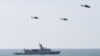 1일부로 작전 배치된 한국 해군 해상작전헬기 AW-159 3대가 편대기동을 하고 있다. 아래쪽 함정은 광주함.