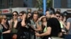 Personas con auriculares escuchan a la banda "von Welt" durante un "Concierto Silente" en la Galería East Side de Berlín, Alemania, el 10 de agosto de 2019.