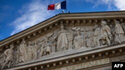 ภาพธงชาติฝรั่งเศสที่ Palais Bourbon, France's National Assembly ในกรุงปารีส 10 ก.ค. 2024 (Photo by JOEL SAGET / AFP)