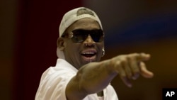 Dennis Rodman, aidant des joueurs de basket à s'entrainer en Corée du Nord