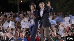 Michelle Obama mendampingi Presiden Obama saat berkampanye di Ohio State University di Columbus, negarabagian Ohio.