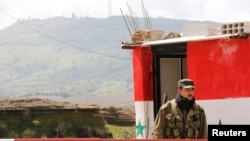 Un soldado sirio hace guardia en un puesto de control en el cruce de Quneitra entre su país y los Altos del Golán controlados por Israel. Vista desde el lado sirio en Quneitra. Foto de archivo.