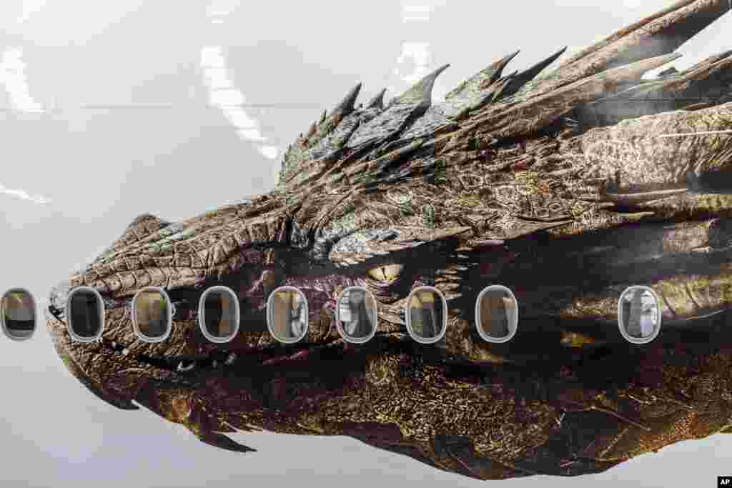 Gambar makhluk dragon bernama 'Smaug' dari film trilogi 'Hobbit' arahan sutradara Peter Jackson dipamerkan di kota Auckland, Selandia Baru.