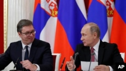 Presiden Rusia Vladimir Putin, kanan, dan Presiden Serbia Aleksandar Vucic berbincang dalam pertemuan dengan media setelah melakukan pembicaraan di Moscow, Rusia, 19 Desember 2017. 