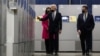 Presiden AS Joe Biden meninjau fasilitas penyimpanan vaksin COVID-19 milik Pfizer di Kalamazoo, Michigan (foto: dok). 