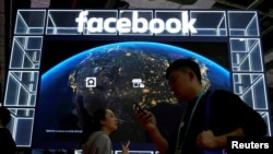 Foto de archivo de un rótulo de Facebook desplegado en una feria de exposiciones en China.