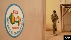 Un soldat de l'armée malienne monte la garde devant le poste de commandement du G5-Sahel, à Sevare, 30 mai 2018.