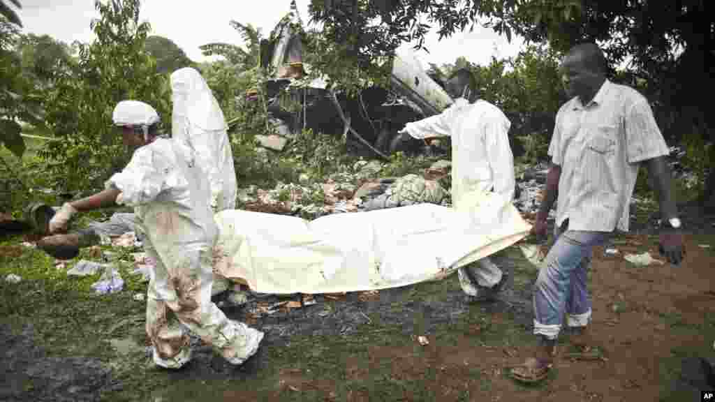 Les secouristes ramassent le corps d’une victime du crash de l’Antonov An-12 à Juba, Soudan, 4 novembre 2015. (AP Photo/Jason Patinkin)