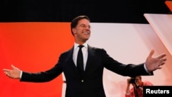 Holandski premijer Mark Rute iz liberalne partije VVD izlazi pred pristalice u Hagu, Holandija, 15. marta 2017. (REUTERS/Yves Herman - RTX317UT)