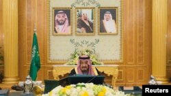 Raja Arab Saudi Salman bin Abdulaziz Al Saud memimpin rapat kabinet di Riyadh, 12 Desember 2017. 