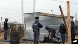 Des policiers patrouillent dans les environs de Rustenburg, Afrique du sud, le 15 septembre 2012.