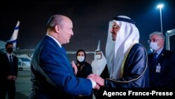 Menteri Luar Negeri dan Kerjasama Internasional UEA Sheikh Abdullah bin Zayed Al Nahyan (kanan) menyambut Perdana Menteri Israel Naftali Bennett setibanya di Terminal Presiden di Bandara Internasional Abu Dhabi, 12 Desember 2021. (Foto: AFP)
