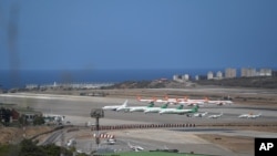 Aviones estacionados en el aeropuerto de Maiquetía luego de que el gobierno de Nicolás Maduro cancelara vuelos domésticos y algunos destinos internacionales en medio de la nueva pandemia de coronavirus, en La Guaira, Venezuela, Marzo 21, 2020.