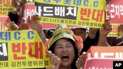 Seorang warga di sebuah kota Korea Selatan pedesaan meneriakkan slogan untuk memprotes rencana AS untuk menggelar sistem pertahanan rudal canggih yang disebut Terminal Tinggi Altitude Lokasi Pertahanan, (THAAD), di lingkungan mereka, di Seoul, Korea Selatan, 5 Oktober 2016. (AP Photo/Ahn Young-joon)