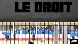 Des prisonniers vus au tribunal au Centre pénitentiaire de Makala à Kinshasa, 18 décembre 2012.