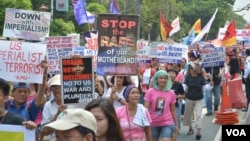 Protes anti-Amerika di Manila, Filipina (23/4). (VOA/Simone Orendain)