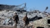Tentara Lebanon berdiri di dekat lokasi yang diserang Israel di Lembah Bekaa, Saraain, Lebanon, pada 12 Maret 2024. (Foto: Reuters/Mohamed Azakir)