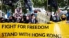 在中国外长王毅访问德国之际，香港民主派人士罗冠聪和其他活动人士在柏林抗议集会。（2020年9月1日）