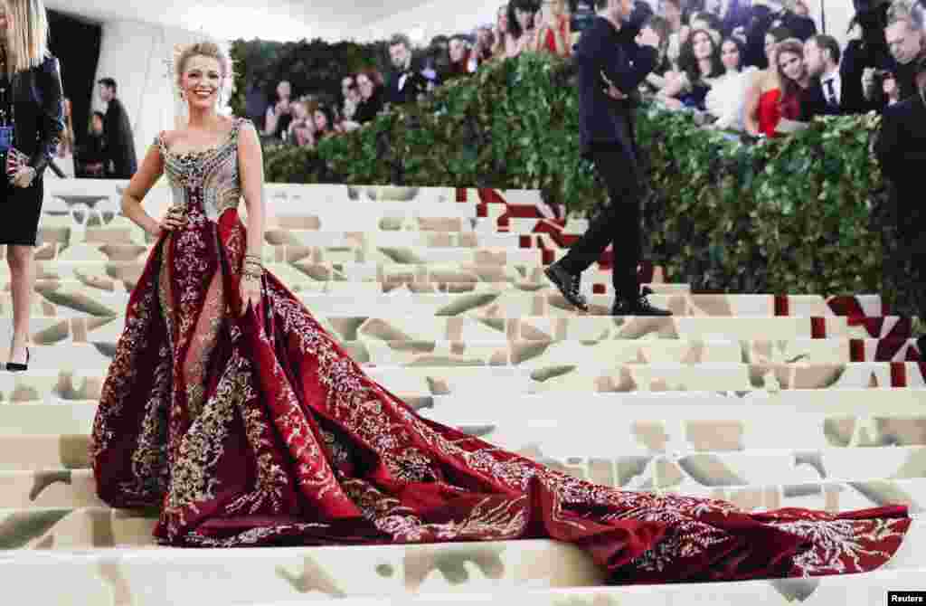 តារាសម្តែង Blake Lively មកដល់សារមន្ទីរ សំលៀកបំពាក់សិល្បៈ(Met Gala) ដើម្បីអបអរការបើកសម្ភោធ «សាកសពរបស់ព្រះវរបិតា: ម៉ូតនិងការស្រមើលស្រមៃកាតូលិក” ក្នុងទីក្រុង Manhattan នៃបុរីញូវយ៉កកាលពីថ្ងៃទី០៧ ឧសភា ឆ្នាំ ២០១៨។