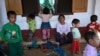 တိုက်ပွဲကြောင့် ကွတ်ခိုင်မြို့ရှိ ခိုလုံဘုန်းကြီးကျောင်းတွင် တိမ်းရှောင်နေရသည့် ဒေသခံများ။ (သြဂုတ် ၂၅၊ ၂၀၁၉)