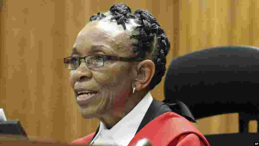 La juge de la Haute cour Thokozile Masipais prononce la sentence lors du procès d'Oscar Pistorius, à Pretoria, Afrique du Sud, le 21 octobre 2014.