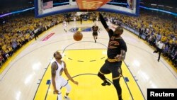 LeBron James (23), à droite, Oakland, Californie, le 4 juin 2017