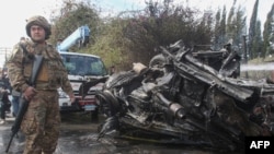 Seorang tentara Lebanon mengamankan lokasi serangan Israel di wilayah Tirus selatan Lebanon, 13 Maret 2024, di tengah ketegangan lintas batas yang sedang berlangsung saat pertempuran terus berlanjut antara Israel dan militan Hamas Palestina di Jalur Gaza. (MAHMOUD ZAYYAT / AFP)