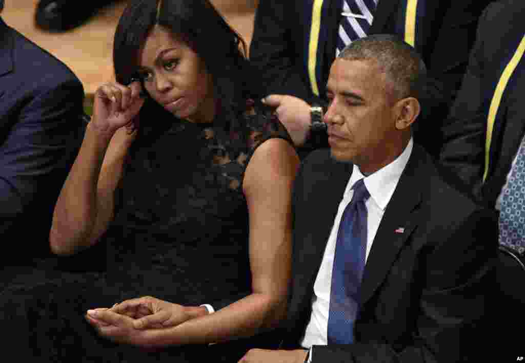 Shugaba Barack Obama Ya Karrama 'Yan Sanda Biyar a Dallas.