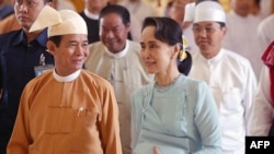 တရားရင်ဆိုင်နေကြရတဲ့ သမ္မတဦးဝင်းမြင့် (ဝဲ)၊ ဒေါ်အောင်ဆန်းစုကြည် (ယာ)