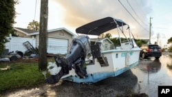 Një varkë qëndron në rrugë pas përmbytjes në Hudson, Florida (27 shtator 2024)