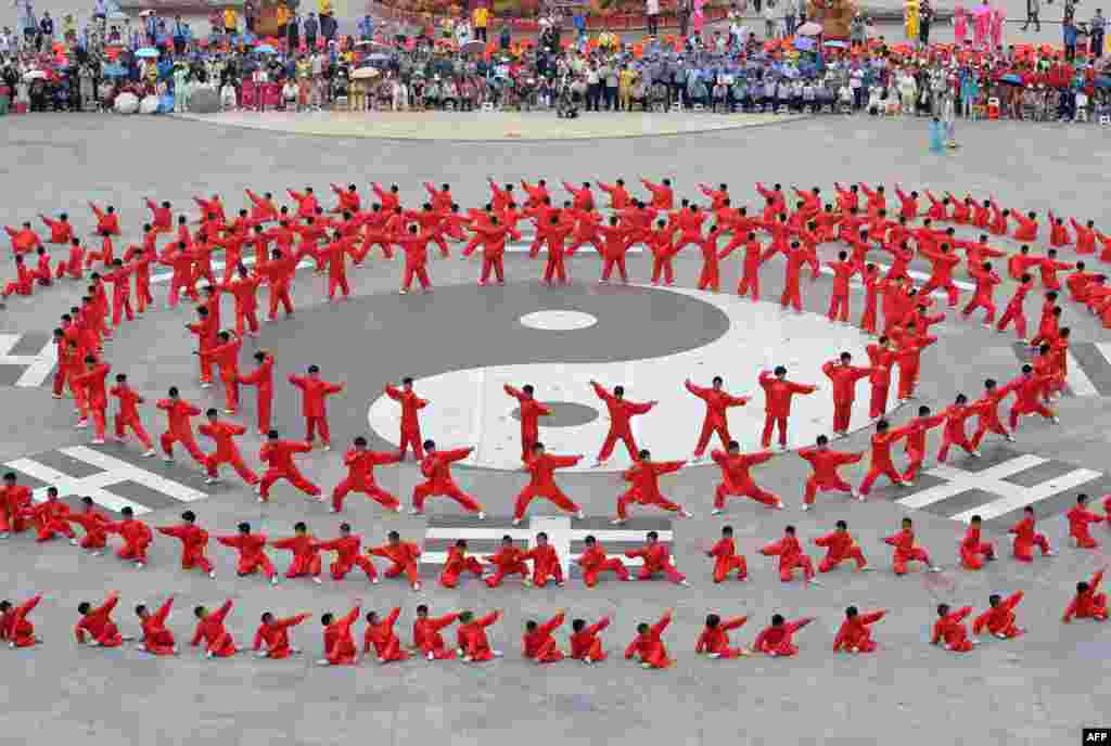 Orang-orang melakukan "tai chi" dalam acara pembukaan Konferensi Tai Chi International Handan ke-12, di Provinsi Hebei, Cina Utara. Lebih dari 1.700 orang dari seluruh dunia berkumpul untuk menghadiri konferensi itu. 