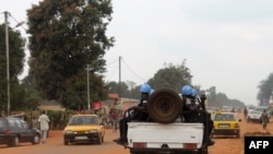 Photo uniquement à titre d’illustration : Des soldats de la force onusienne Minusca patrouillent Bangui à bord d’un véhicule blindé, en République centrafricaine, 15 septembre 2014.