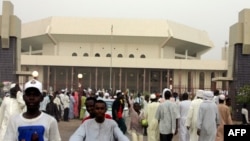 L'Assemblée nationale, siège du parlement tchadien, après une réunion politique, à N'Djamena, au Tchad, le 1er mai 2006.