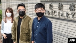Les militants pro-démocratie (de g. à dr.) Agnes Chow, Ivan Lam et Joshua Wong au tribunal West Kowloon Magistrates Court à Hong Kong, le 23 novembre 2020.