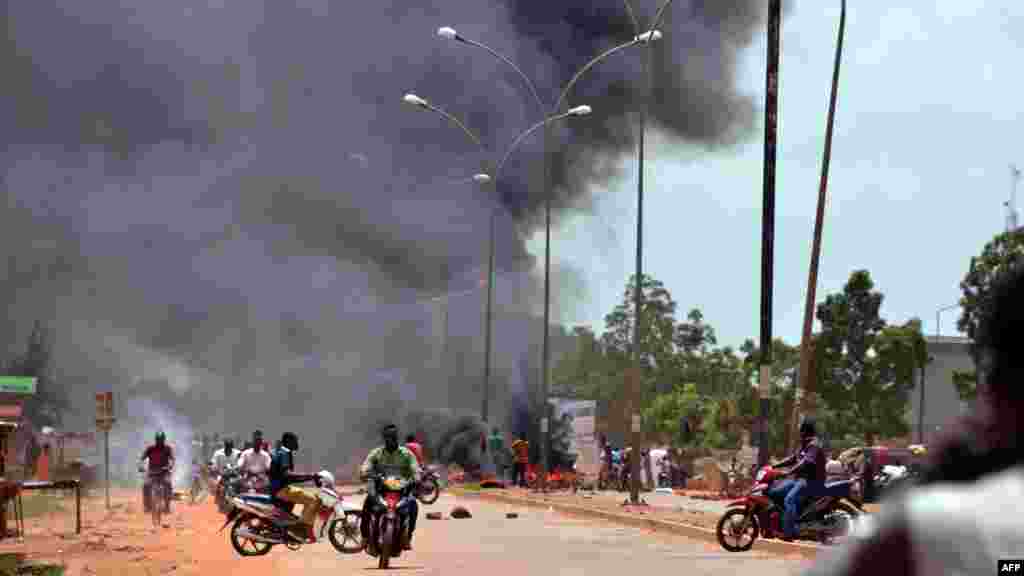 Des manifestants brûlent des pneus le long d'une rue à Ouagadougou, 17 septembre 2015