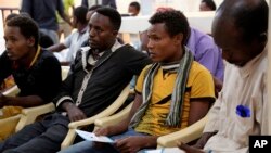 Migran Ethiopia berkumpul di pusat Organisasi Migran Internasional di kota pelabuhan Aden, Yaman, 2 Januari 2017.
