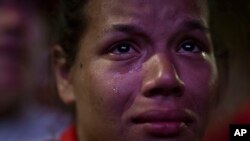 Apoiante de Dilma Rousseff chora derrota