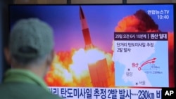 Seorang pria menyaksikan berita tentang uji coba misil Korea Utara di Stasiun Kereta Seoul, di Seoul, Korea Utara, 29 Maret 2020. 