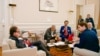 El presidente de Colombia, Gustavo Petro (izq.), en encuentro con el asesor adjunto de Seguridad Nacional de EEUU, Jonathan Finer, y otros funcionarios estadounidenses, en Bogotá, Colombia, el 5 de febrero de 2024. [Foto: Cortesía de la Presidencia de Colombia vía Reuters]