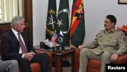 Panglima militer Pakistan Jenderal Raheel Sharif (kanan) menerima kunjungan Menhan AS Chuck Hagel di Rawalpindi, Pakistan (9/12). 