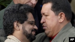 Sobre el principal negociador de las FARC, Iván Márquez (en la foto con el presidente Hugo Chávez), pesan 28 condenas a prisión. 