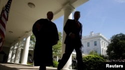 Le président des États-Unis Donald Trump en compagnie du juge Anthony Kennedy à la Maison Blanche à Washington, le 10 avril 2017.