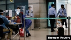 Penumpang dari luar negeri tiba di Bandara Internasional Incheon, di tengah pandemi Covid-19 di Incheon, Korea Selatan, 28 Desember 2020. (Foto: Reuters)