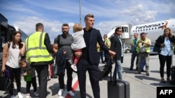 Toni Kroos, joueur de l'équipe nationale allemande de football, porte sa fille après son atterrissage à l'aéroport de Francfort-sur-le-Main, Allemagne, 28 juin 2018.