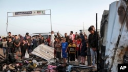 Wapalestina wakitizama jinsi shambulizi la anga la Israel lilivyoharibu makazi ya wakimbizi huko Rafah, Mei 27, 2024. Picha ya AP