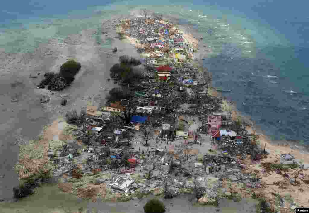 Foto udara sebuah kota pesisir, yang porak poranda akibat topan Haiyan, di provinsi Samar, Filipina tengah.